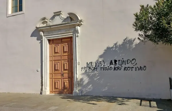 Koprska  občina  je imela  z odstranjevanjem  dveh   napisov na  pročelju  protokolarne  dvorane na  Martinčevem  
trgu     vsaj  dva  tisoč  evrov  škode.