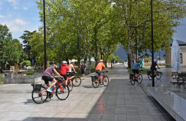 Že v prvem polletju se je  število prihodov gostov  v destinacijo 
Nova Gorica (na fotografiji mestni Trg Evrope) in Vipavska dolina  
povečalo za 17, število  nočitev pa za 15 odstotkov. 