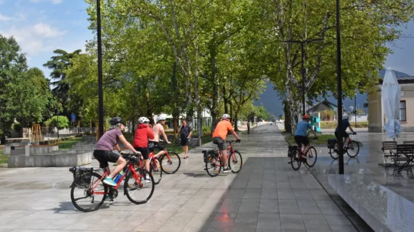 Že v prvem polletju se je  število prihodov gostov  v destinacijo 
Nova Gorica (na fotografiji mestni Trg Evrope) in Vipavska dolina  
povečalo za 17, število  nočitev pa za 15 odstotkov. 