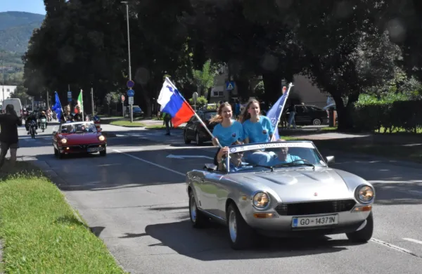 Župana obeh mest sta del kolone  po čezmejni Erjavčevi ulici 
popeljala tudi v Gorico. 