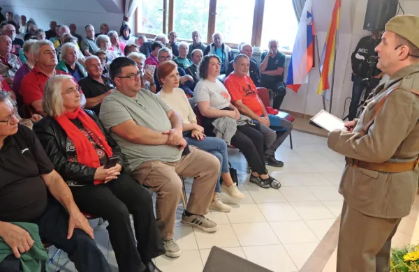 Govorniki - Ljubica Jelušič, Tomaž Vencelj, Asta Vrečko in Damjana 
Bončina (od leve) - so poudarili vrednote NOB in nujnost boja proti 
razpadajočemu svetu na čelu z genocidom.