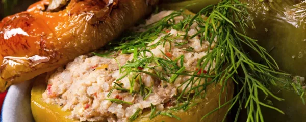 Neprekosljiva klasika: paprika, polnjena z mesno-riževim nadevom v paradižnikovi omaki.