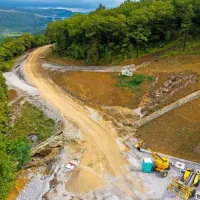 Dostopno cesto, ki vodi do predora Tinjan,  je močan naliv povsem uničil.  