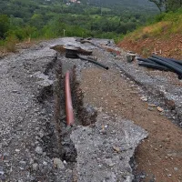 Nova povezovalna cesta  med Plavjem in Ospom je bila že  skoraj 
nared, a jo je voda razdejala. 