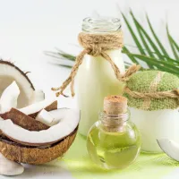 Že kokosovo olje učinkuje kot vsestransko vlažilno in negovalno 
sredstvo.