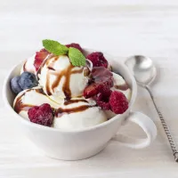 Osnova sladoleda je najpogosteje pripravljena iz mleka, sladke 
smetane in sladkorja, nato pa dodajamo različne druge sestavine, 
ki določajo okus.