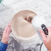 Pripravljeno sladoledno zmes je treba pred vnosom v zamrzovalnik dobro premešati, pri tem pazite, da posode ne napolnite 
do vrha, saj se med ohlajanjem prostornina še poveča.