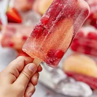 Otroci se bodo razveselili doma narejenih sladolednih sadnih 
lučk.