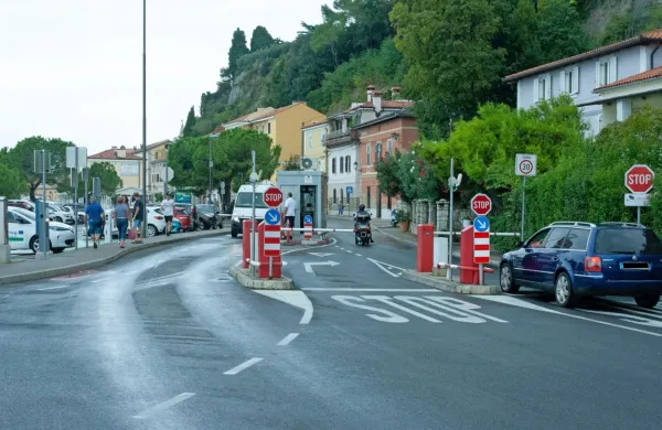 Zapornica ga je udarila po glavi