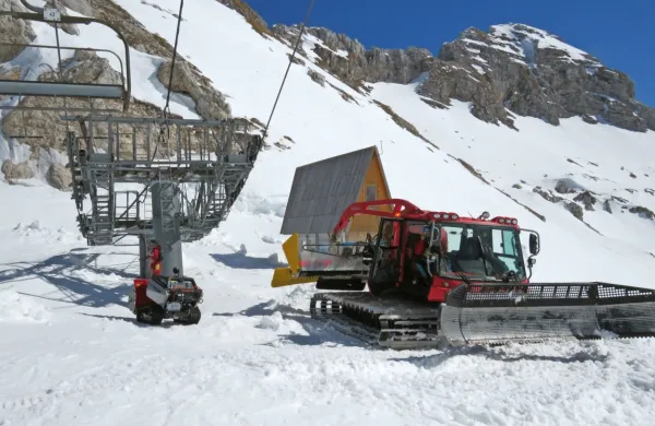 Ob oživitvi Kanina bo treba poskrbeti za zaščito spodnje postaje 
sedežnice Prevala. Tudi letos so jo morali delavci stalno razbremenjevati preobilice snega. Večkrat je že bila poškodovana.
