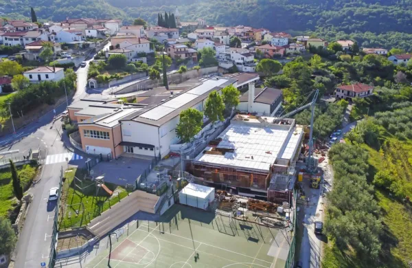 Poleg prenove OŠ in gimnazije z italijanskim učnim jezikom v 
Kopru je največja “šolska investicija” v koprski občini  gradnja 
telovadnice pri OŠ Šmarje (na fotografiji desno). 