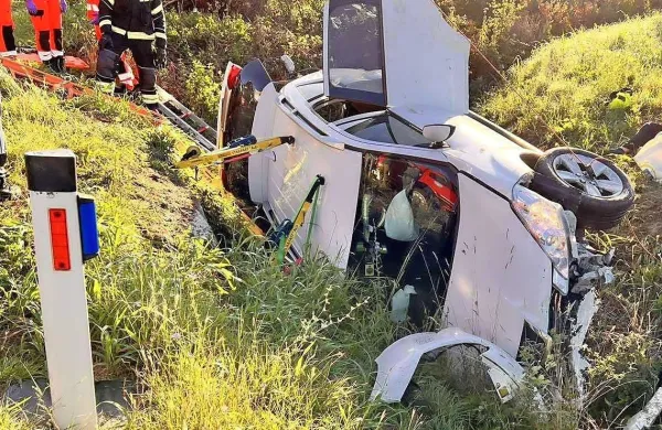 Potnico  so  gasilci  iz prevrnjenega  avtomobila  rešili  s  tehničnim  
posegom.  