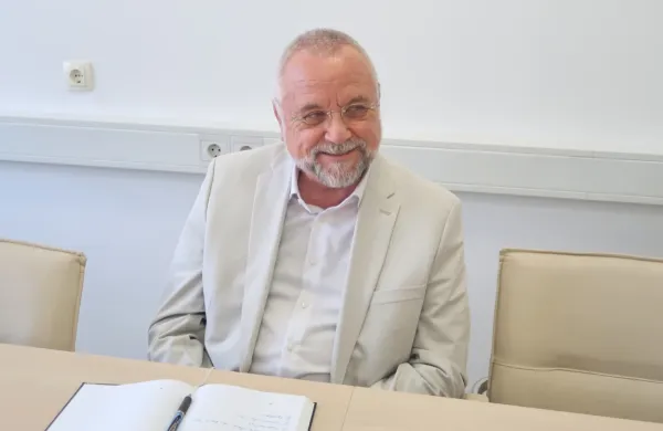 Direktor ZD Idrija Tomaž Glažar je optimist glede novih zdravnikov, a 
jezen na drage podjemne pogodbe, ki jih zasebni zdravniki zavračajo.