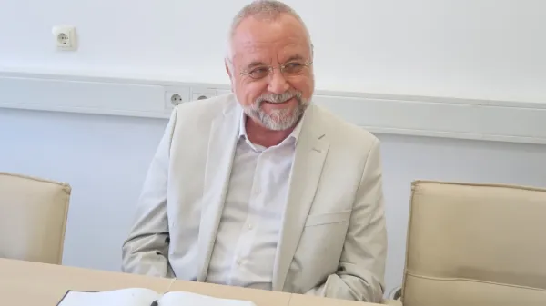 Direktor ZD Idrija Tomaž Glažar je optimist glede novih zdravnikov, a 
jezen na drage podjemne pogodbe, ki jih zasebni zdravniki zavračajo.