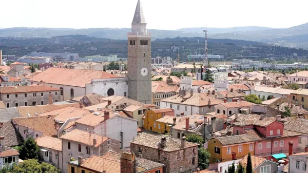 Naslednji teden bo v prostorih koprske občine  javna dražba, na 
kateri bodo na voljo  različna zemljišča in deli stavb v mestnem 
jedru in okoliških naseljih.