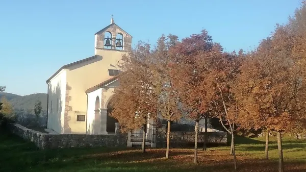 Hrpeljsko-kozinska županja Saša Likavec Svetelšek ocenjuje, da 
imajo v njihovi občini tudi veliko možnosti za razvoj sakralnega 
turizma (na fotografiji je cerkvica sv. Jurija pod Artvižami).