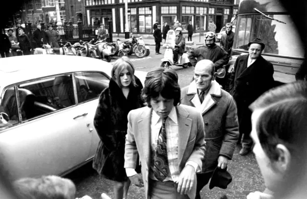  Razmerje Marianne Faithful z Mickom Jaggerjem je  zasenčilo 
njeno kariero, nenadna slava in bogastvo pa sta ji prinesla tudi 
odvisnost od drog in brezdomstvo.