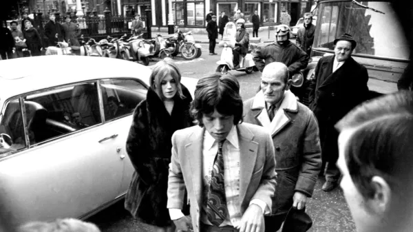  Razmerje Marianne Faithful z Mickom Jaggerjem je  zasenčilo 
njeno kariero, nenadna slava in bogastvo pa sta ji prinesla tudi 
odvisnost od drog in brezdomstvo.