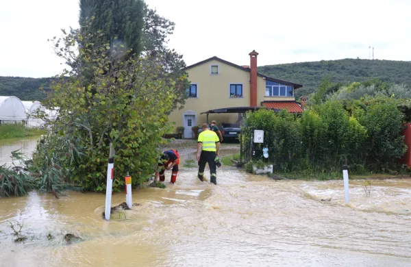 Voda je grozila hiši.