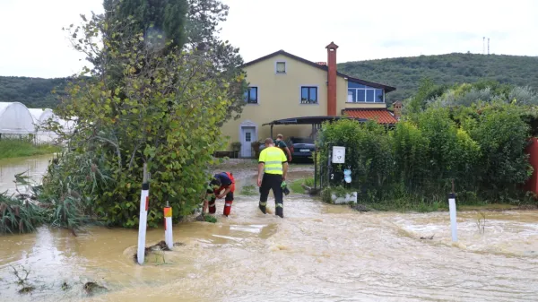 Voda je grozila hiši.