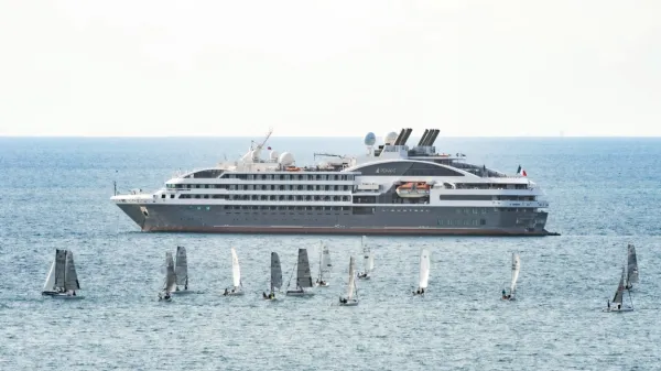 Potniška ladja L'Austral. V Piranskem zalivu  letos pričakujejo nekaj 
več kot 20 plavajočih lepotic.    