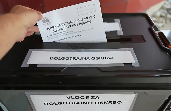 Prve odločbe lahko tisti, ki so vloge že oddali, na centru za 
socialno delo pričakujejo komaj jeseni, predvidoma konec septembra.