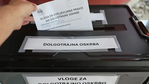 Prve odločbe lahko tisti, ki so vloge že oddali, na centru za 
socialno delo pričakujejo komaj jeseni, predvidoma konec septembra.