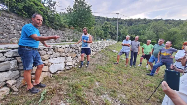 V naselju Fobca nov zid po izročilu starih mojstrov