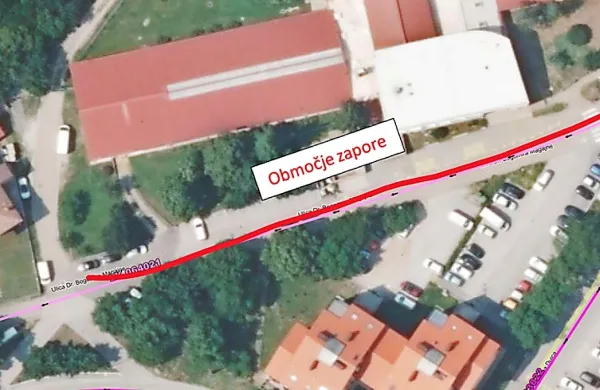 Označena zapora ceste ob divaški osnovni šoli