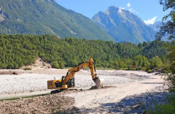 Strokovnjaki za urejanje voda, naravovarstveniki  in ribiči so glede 
smiselnosti poseganja v prodišča na povsem nasprotnih bregovih.