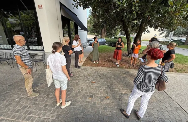 Nova Gorica ima mešano sestavo avtohtonih in eksotičnih vrst 
dreves, je na sprehodu Med drevesi povedala krajinska arhitektka 
Tina Trampuš. 