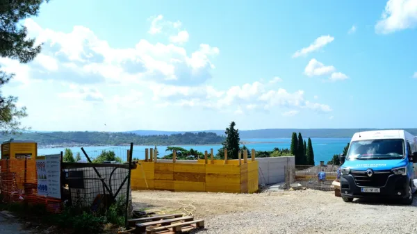  Investitor na podlagi izdanega gradbenega dovoljenja že gradi 
hišo z bazenom na elitni lokaciji nad Portorožem.