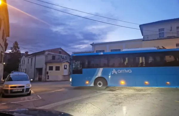 “Delavski” avtobus Arrive je v ponedeljek zjutraj spet pripeljal v 
vas.