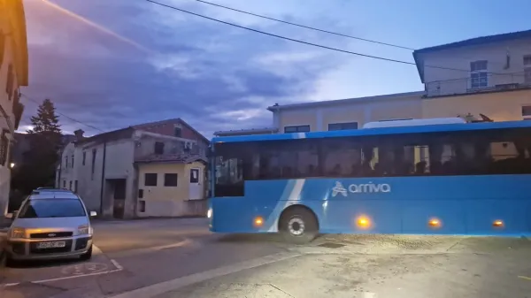 “Delavski” avtobus Arrive je v ponedeljek zjutraj spet pripeljal v 
vas.
