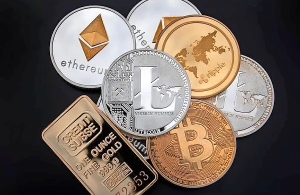    Koprčanka naj  bi  Britance preslepila z  obljubami  o  zelo visokih 
mesečnih donosih na denar, ki bi ga vložili v njeno podjetje; ta  
denar pa naj   bi  oplemenitila  z   vlaganjem v kriptovalute.  