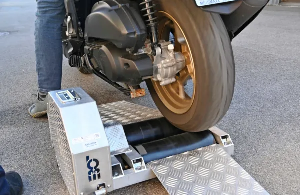 Mladci, ki  po  istrskih  cestah  in ulicah  v  mestnih  središčih  parajo  živce  domačinom  in ogrožajo  njihovo  
varnost,  največkrat  vozijo  predelane  skuterje.  Policisti  za    prehitre  skuterje   odredijo izredne  tehnične  
preglede,  v zadnjem  času pa  hitrosti  izmerijo  kar    na  terenu   s  posebno  napravo.  