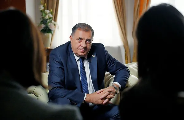 V Evropi se zanka okoli Milorada Dodika vse bolj oži, zato se ta za 
pomoč vse bolj obrača na nove prijatelje iz ZDA. 