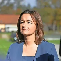 “O omejevalnih ukrepih zoper posameznike se bomo odzivali 
glede na razvoj nadaljnjih dogodkov,” zatrjujejo na ministrstvu za 
zunanje zadeve, ki ga vodi Tanja Fajon. 