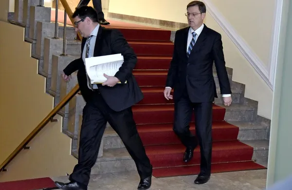 Premier Miro Cerar je člane odbora za zunanjo politiko za zaprtimi vrati seznanil, kako poteka 
izvajanje arbitražne sodbe.