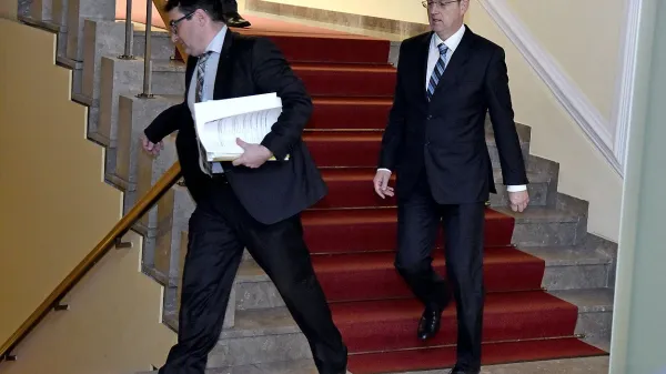 Premier Miro Cerar je člane odbora za zunanjo politiko za zaprtimi vrati seznanil, kako poteka 
izvajanje arbitražne sodbe.