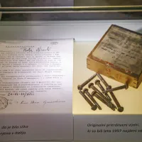 (FOTO) Vijake za sliko Marije z detetom so pred 85 leti skrbno shranili