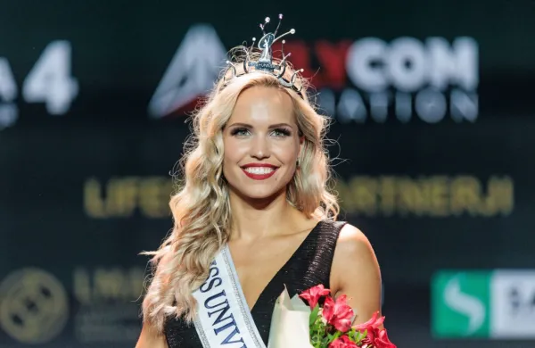 Na včerajšnjem izboru Miss Universe Slovenije v Ljubljani je bila za 
najlepšo razglašena Hana Klaut, 29-letna zdravnica dentalne 
medicine iz Šempetra pri Gorici.