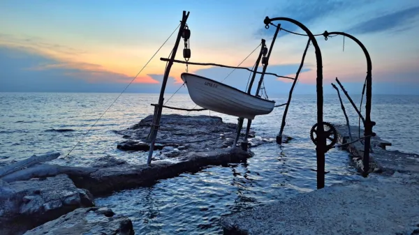 Kljub temu, da se konec tedna obeta jasno vreme, se temperatura 
ne bo približala 30 stopinjam Celzija. Marsikdo se bo kljub temu   
odpravil na morje (na fotografiji je Savudrija na Hrvaškem).