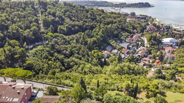 OPPN Valeta (območje je zajeto na fotografiji levo) predvideva 
obsežno pozidavo nemara še poslednje portoroške zelene oaze.