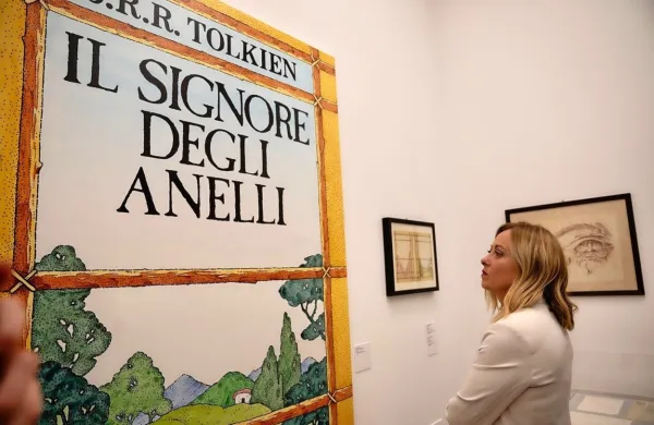 Italijanska predsednica vlade Giorgia Meloni Gospodarja prstanov 
pojmuje kot “sveto besedilo”.