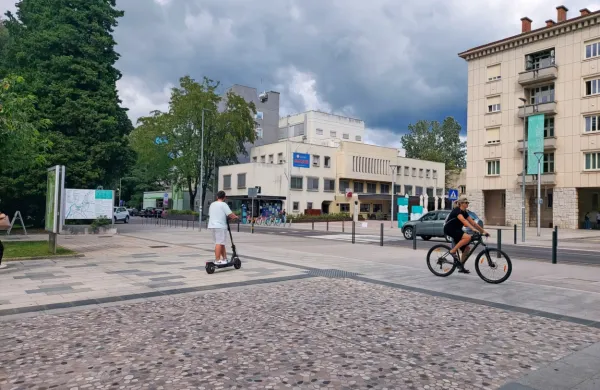 V Novi Gorici se vrstijo pozivi,  da bi občina uvedla prepoved ali strogo omejitev ter večji nadzor vožnje s 
skiroji, kolesi in podobnimi prevoznimi sredstvi v glavni mestni peš coni.  