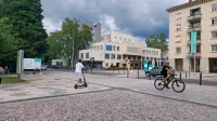 V Novi Gorici se vrstijo pozivi,  da bi občina uvedla prepoved ali strogo omejitev ter večji nadzor vožnje s 
skiroji, kolesi in podobnimi prevoznimi sredstvi v glavni mestni peš coni.  