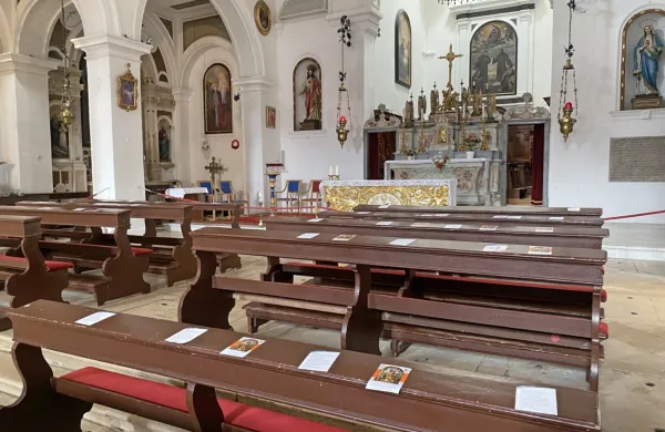 Vabila   s fotografijo znamenite slike  opozarjajo  na današnji prihod  
umetnine v cerkev sv. Frančiška. 