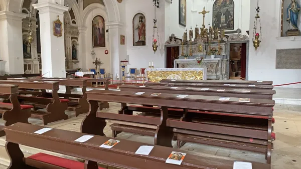 Vabila   s fotografijo znamenite slike  opozarjajo  na današnji prihod  
umetnine v cerkev sv. Frančiška. 