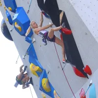 Janja Garnbret, visoko v steni ...